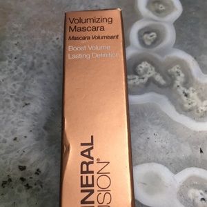 Mineral Fusion Chestnut Volumizing Mascara